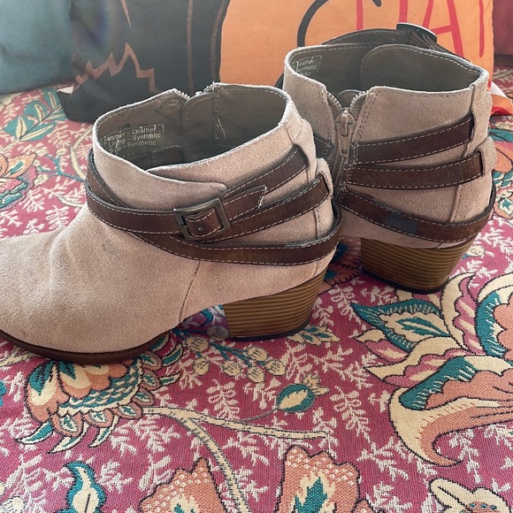 Size 71/2 leather boots. Suede with leather belt contrasts. Soles are good. - Picture 4 of 6